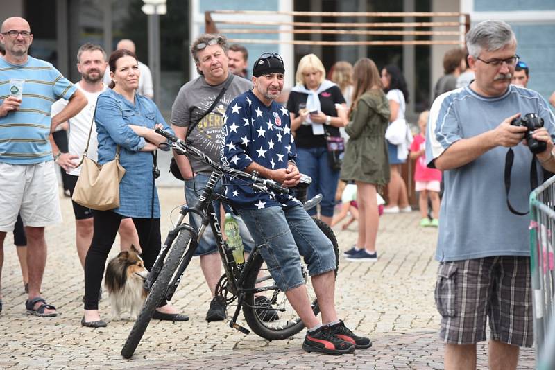 Vladimír Mišík bavil na náměstí stovky lidí všech generací.