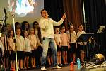 Pavel Novák bavil nejprve děti, večer pak zpíval dospělým