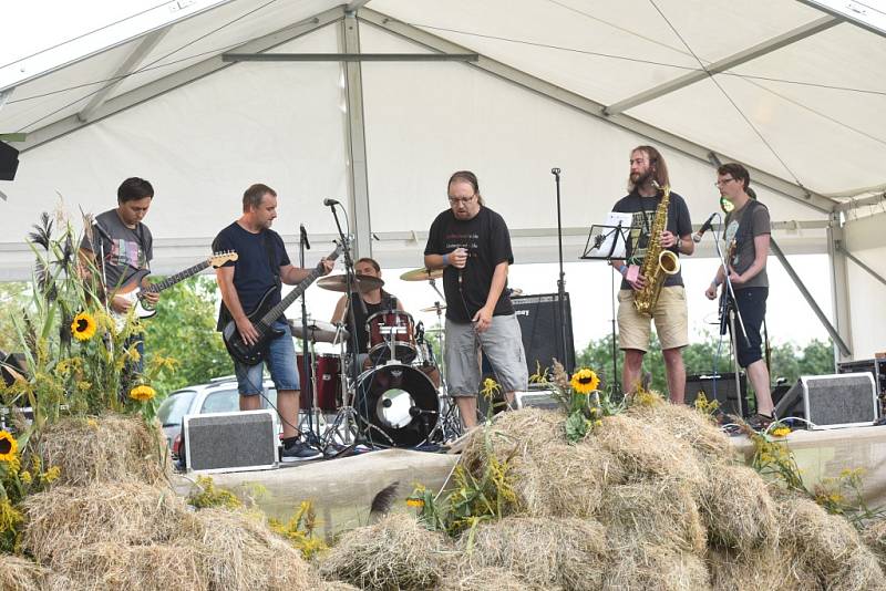 Dožínky přinesly zábavnou soutěž i festival rockových kapel