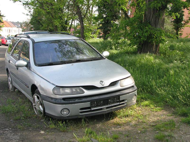 Autovrak u příjezdové cesty ke kolínské věži Práchovna.