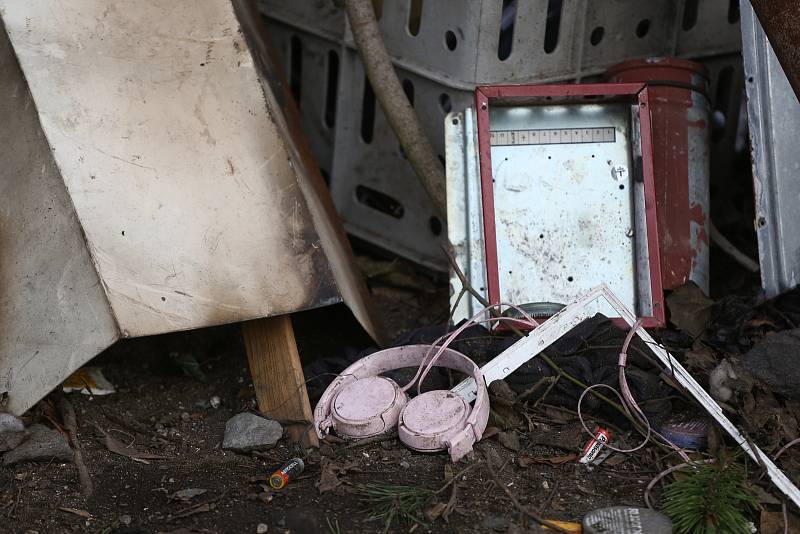 Tábořiště bezdomovců u Radimského mlýna na zálabské straně v Kolíně.