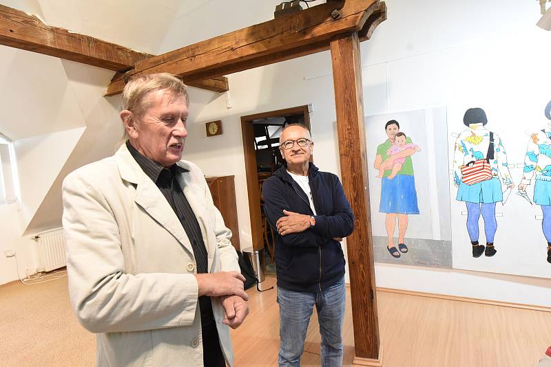 Velkoplošné obrazy malíře, grafika a ilustrátora Jiřího Votruby zdobí od druhé zářijové středy Galerii v Zahradě Základní umělecké školy Františka Kmocha v Kolíně.