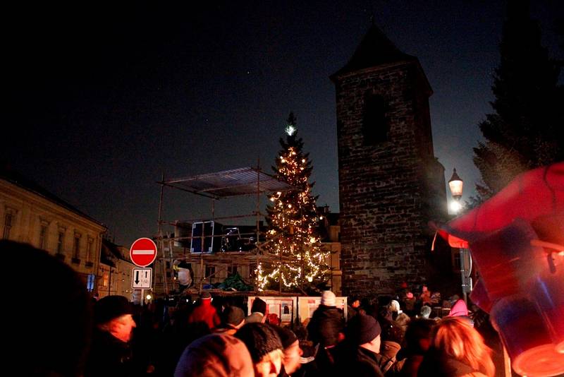 Adventní průvod světýlek vedla českobrodská garda.