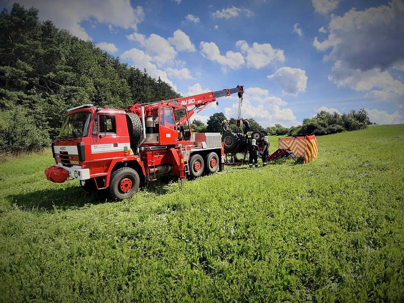 V polích u obce Krymlov se převrátil traktor. Dvěma mužům, kteří v traktoru jeli, se nehoda stala osudnou. 