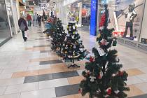 Vánočně vyzdobená obchodní centra lákají. Je ale důležité si uvědomit, kolik chcete za dárky utratit. Rozhodně by se lidé kvůli svátkům neměli zadlužovat.