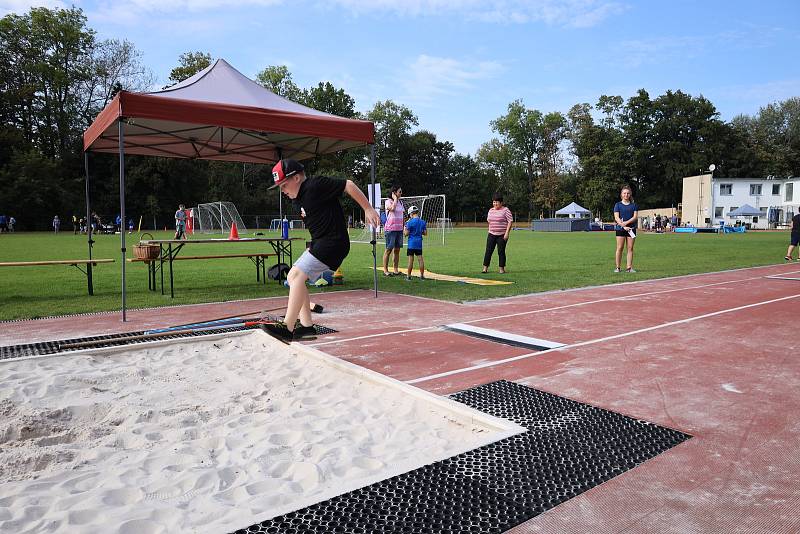 Malí sportovci si vyzkoušeli zrekonstruovaný areál Na Kutilce v Českém Brodě.