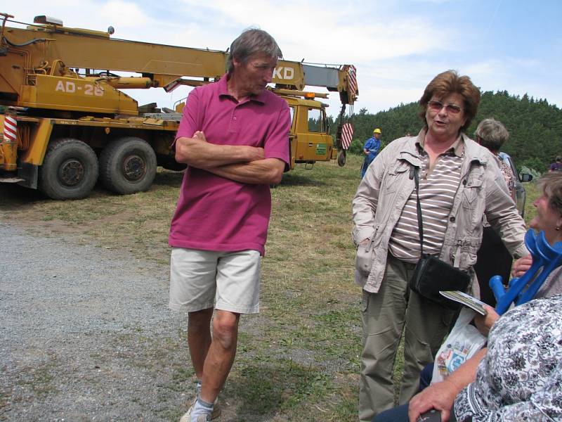 Žehnání novému zvonu a jeho osazování do kostela sv. Jakuba ve Stříbrné Skalici - Rovné