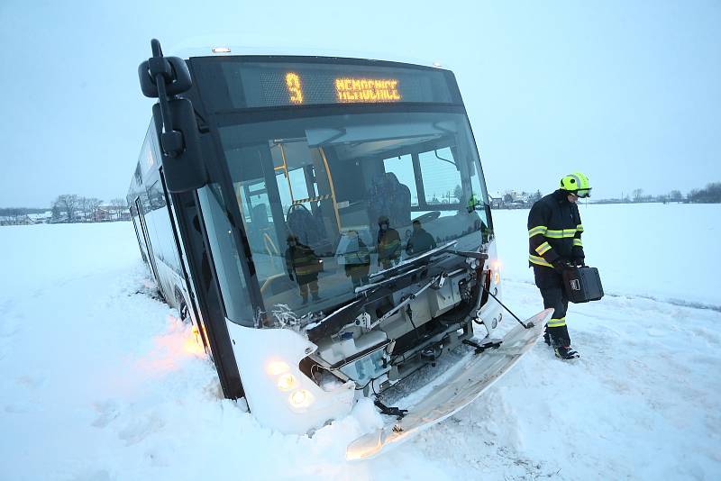 Zapadlý autobus mezi obcemi Veltruby a Hradištko 1 na Kolínsku museli v pondělí 8. února ráno vyprošťovat hasiči.