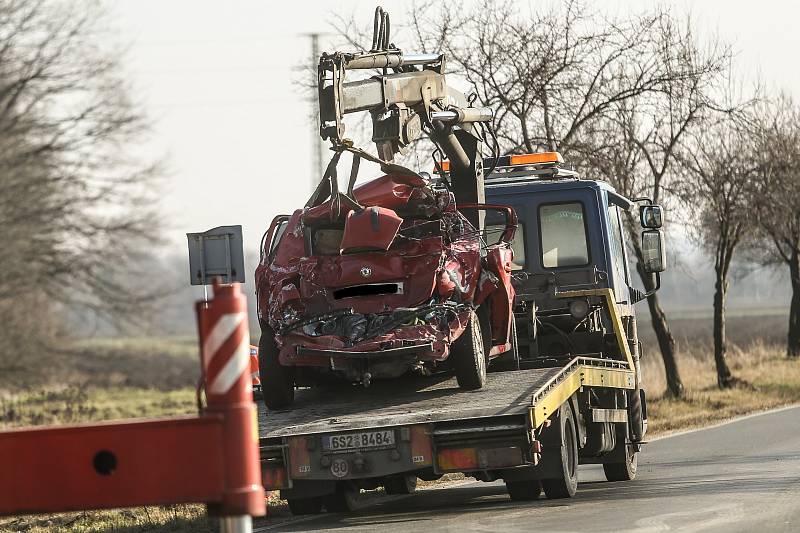 Do auta odstaveného na kolejích vrazil nad ránem v neděli 9. února u Starého Kolína vlak