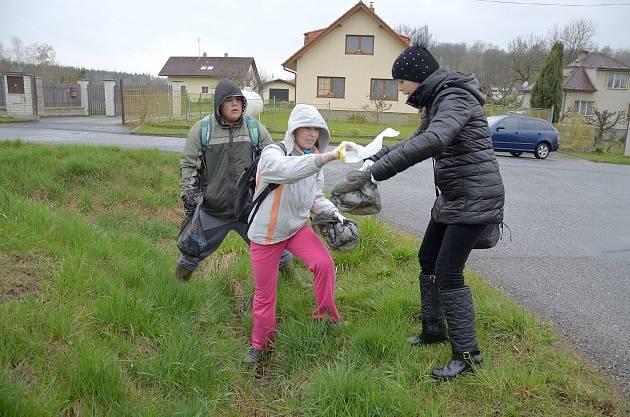 Dobrovolníci čistili řeku Sázavu.