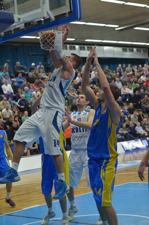 Z utkání Mattoni NBL BC Farfallino Kolín - BK Opava (83:80)