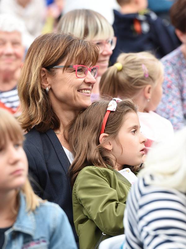 Z prvního dne Gasparády, mezinárodního festivalu neverbálního divadla na Karlově náměstí v Kolíně.