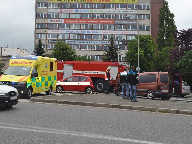 Nehoda zbrzdila provoz na kruhovém objezdu