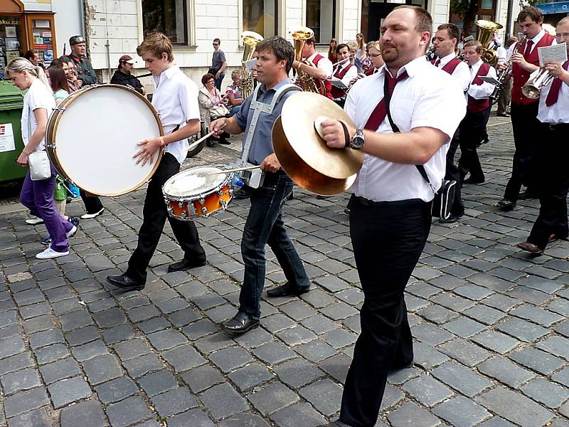 Hlavní slavnostní průvod Kmochova Kolína 2012