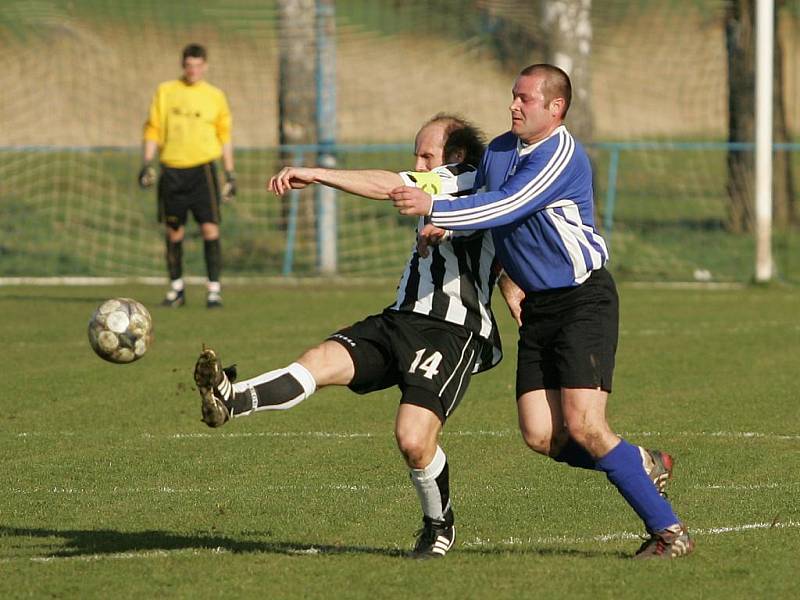 Z utkání okresního přeboru Plaňany - Břežany II (3:4).