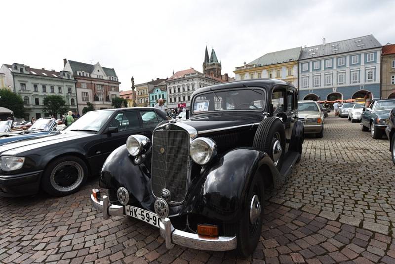 Majitelé vozů značky Mercedes-Benz se sešli po třiatřicáté a auty zaplnili kolínské Karlovo náměstí.