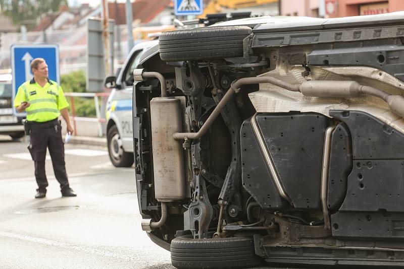 Dopravní nehoda automobilu značky Toyota RAV4 v ulici Na Louži v Kolíně.