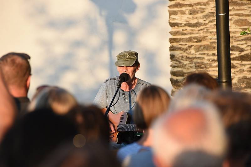 Koncert písničkáře Jiřího Schmitzera na terasách za Městským společenským domem v Kolíně.