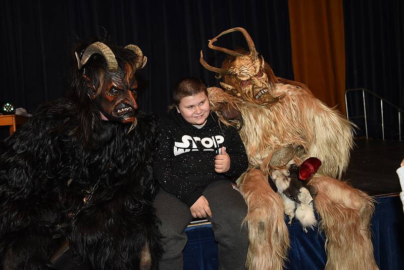 Krampusové přijeli do kulturního domu