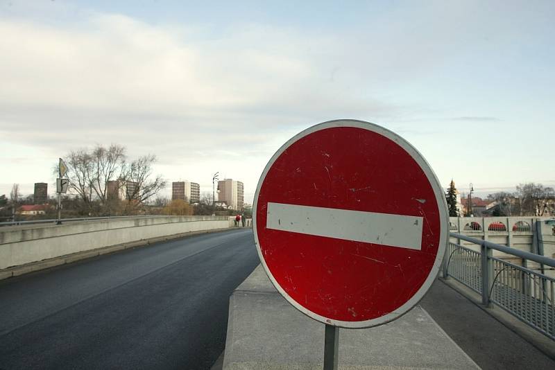 Uzavírka v Mostní ulici kvůli opravě parovodu.