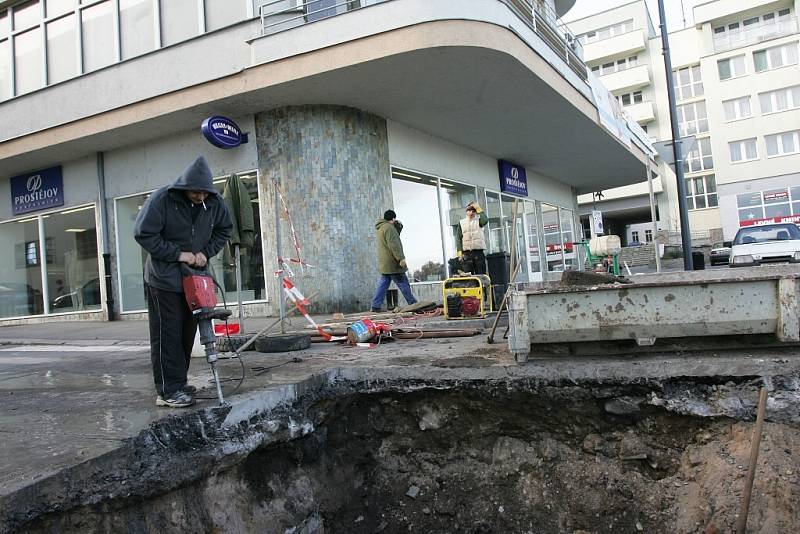 Uzavírka v Mostní ulici kvůli opravě parovodu.