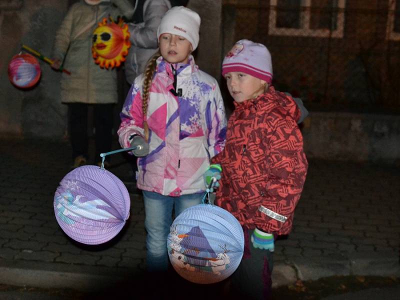 Průvod zakončilo vypouštění lampionů štěstí.