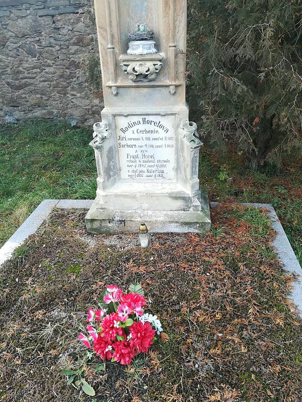 Hrob Františka Horela na hřbitově v Dobřichově.