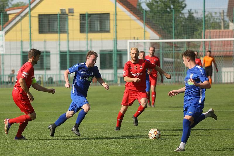 Fotbalové utkání mezi Velimí a Českým Brodem se hrálo v neděli 22. května 2022.