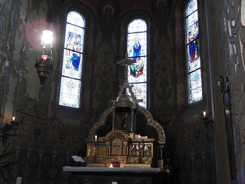 Vitráže baziliky Nanebevzetí Panny Marie v Gruntě.