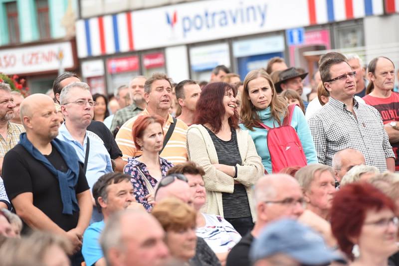 Vladimír Mišík bavil na náměstí stovky lidí všech generací.