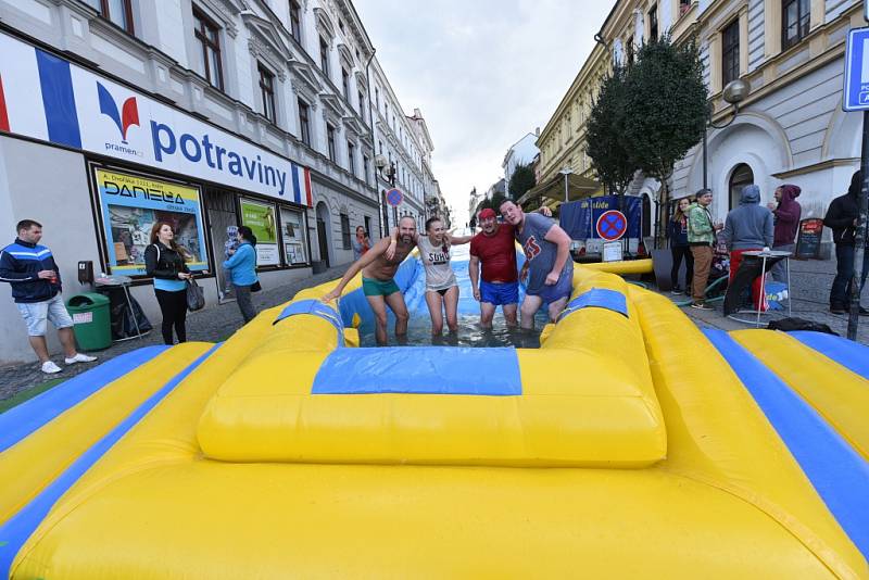 Vodním hrátkám na skluzavce v centru města nepřálo počasí