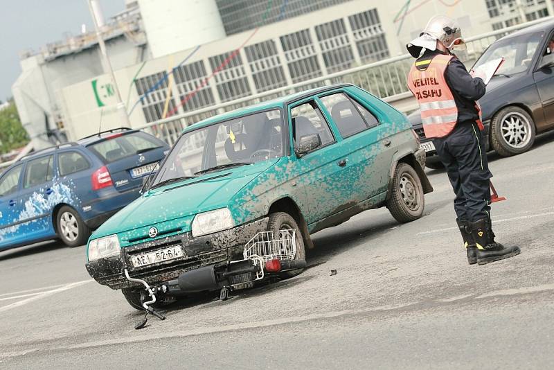 K další nehodě motocyklu a osobního auta došlo v pátek odpoledne na novém mostě v Kolíně.