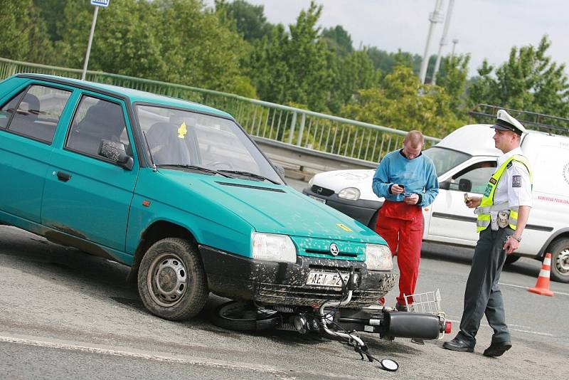 K další nehodě motocyklu a osobního auta došlo v pátek odpoledne na novém mostě v Kolíně.