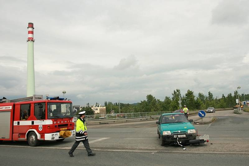 K další nehodě motocyklu a osobního auta došlo v pátek odpoledne na novém mostě v Kolíně.