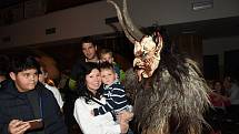 Krampusové přijeli do kulturního domu