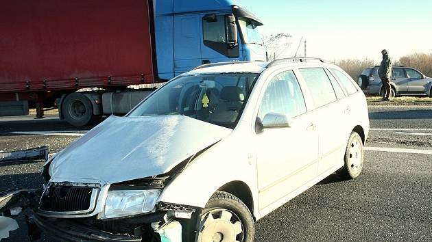 Dopravní nehoda pěti vozidel na výjezdu z Kolína u odbočky na Novou Ves I.
