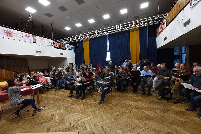 Pěvecké sbory vyzkoušely vokální party na Podzimní koncert Kolínské filharmonie, který se uskuteční v sále Městského společenského domu 6. listopadu.