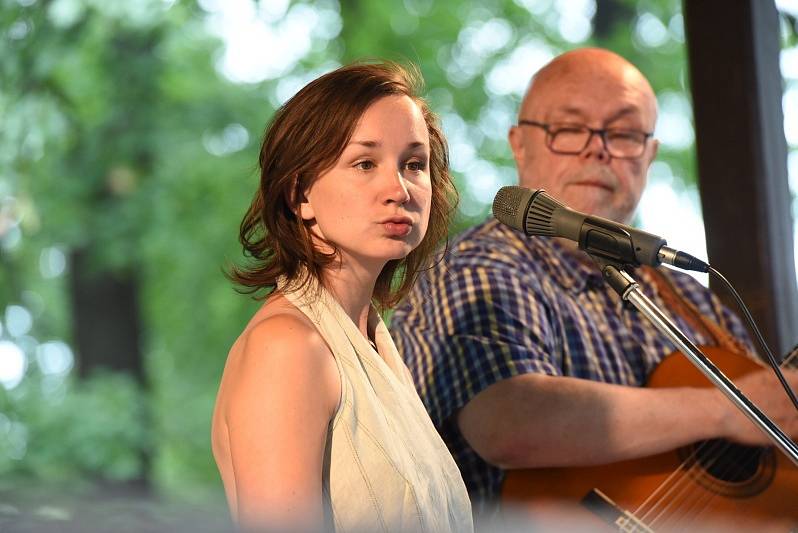 Kolínské kulturní léto zahájila Lucie Redlová a Jablkoň.