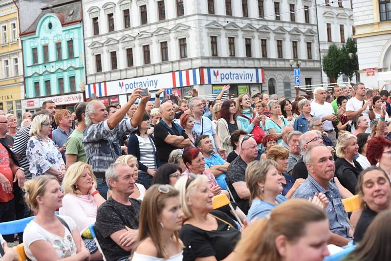 Vladimír Mišík bavil na náměstí stovky lidí všech generací.