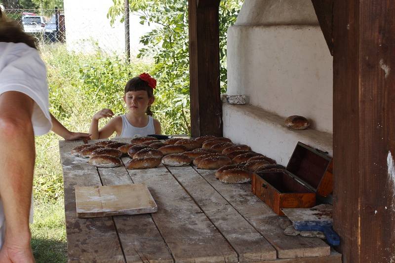 Pečení chleba ve Štolmíři.