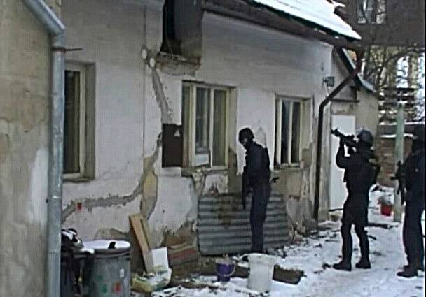 Zásahová jednotka v Pečkách při zatýkání drogových dealerů.