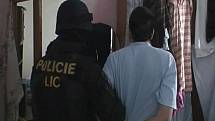Zásahová jednotka v Pečkách při zatýkání drogových dealerů.