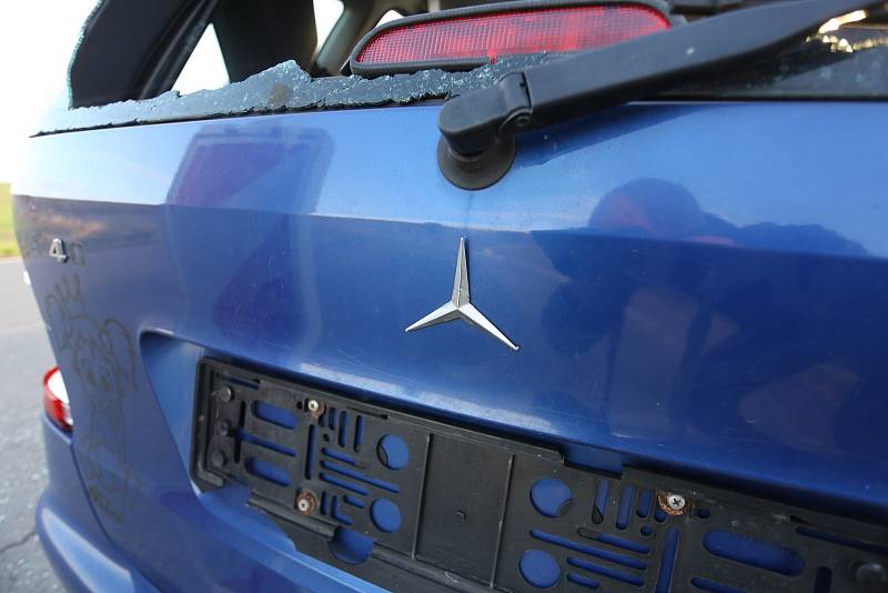 Projevy vandalismu na havarovaném osobním automobilu značky Mercedes na odbočce na Cerhenice u silnice I/12.