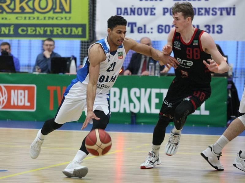 Z utkání nadstavbové části BC Kolín - Nymburk (74:99).