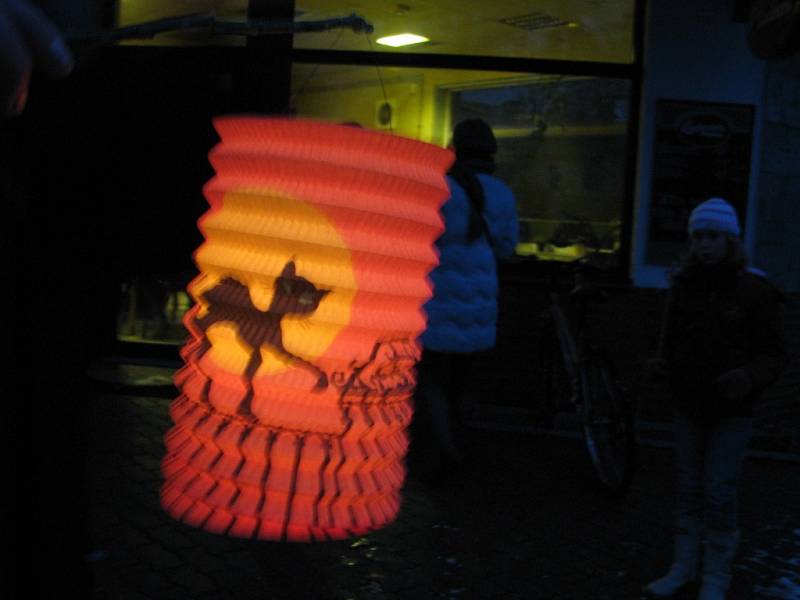 Do zasněžených ulic Kolína vyšel lampiónový průvod