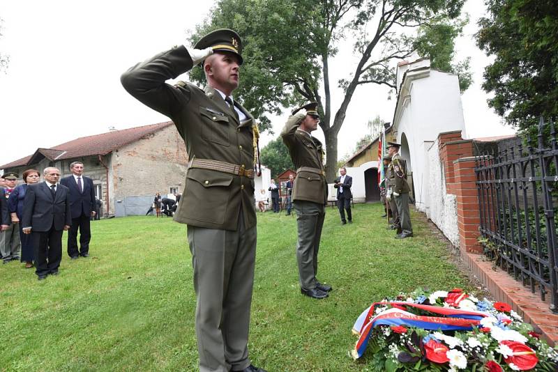 Pietní akt v Lošanech pozdravil telefonem z Ameriky Josef Mašín