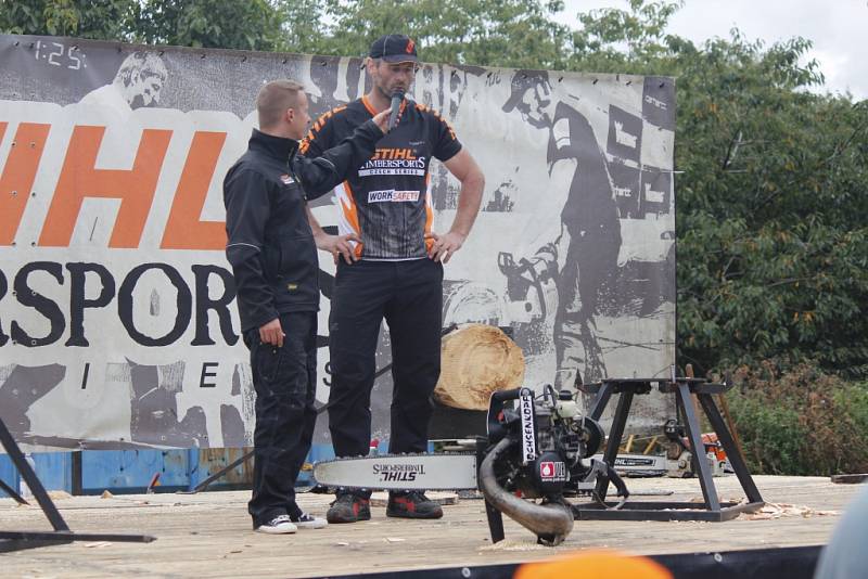 Nedělní odpoledne ve Viticích zpestřil Timbersports.