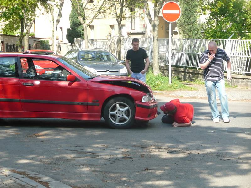 Dopravní nehoda dvou osbních vozidel na křižovatce ulic Míru a Na Magistrále v Kolíně.