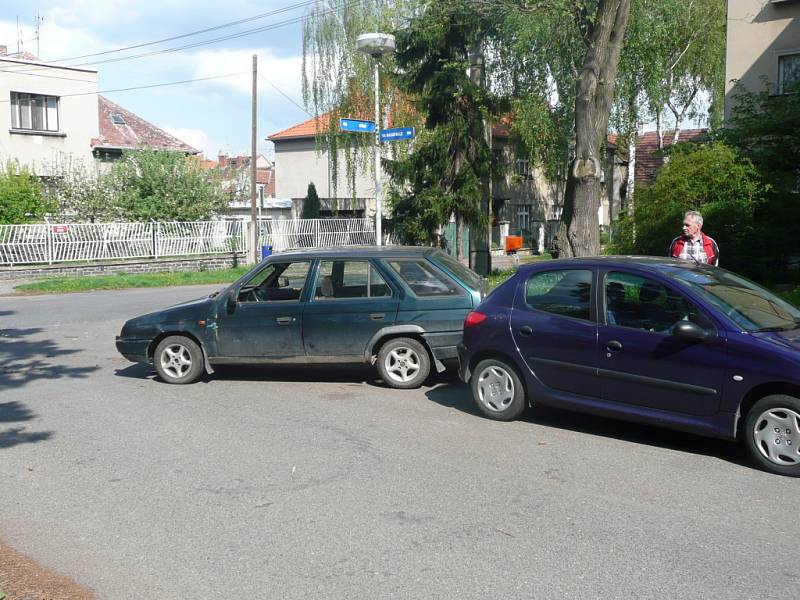 Dopravní nehoda dvou osbních vozidel na křižovatce ulic Míru a Na Magistrále v Kolíně.