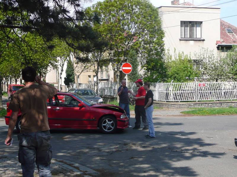 Dopravní nehoda dvou osbních vozidel na křižovatce ulic Míru a Na Magistrále v Kolíně.